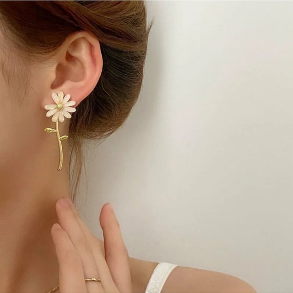 Gold-plated mismatched flower daisy earings with silver post BOGO - Picture 12 of 13